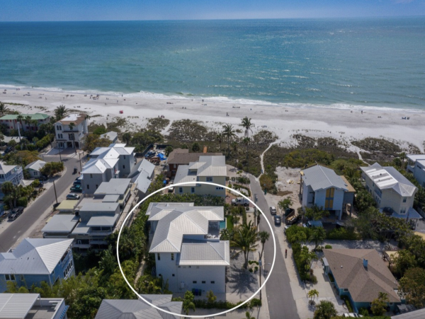 Beachside Four Bedrooms Vacation Home in Anna Maria